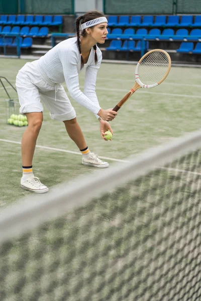 Tenis oynayan genç bir kadın