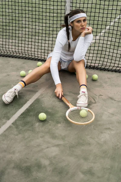 Tenis Oynayan Genç Bir Kadın — Stok fotoğraf