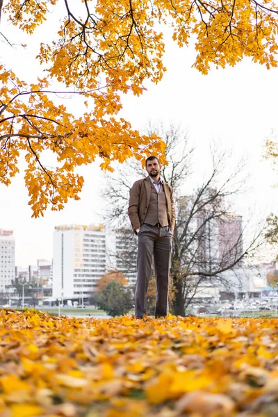 Hombre Caminando Parque Otoño —  Fotos de Stock