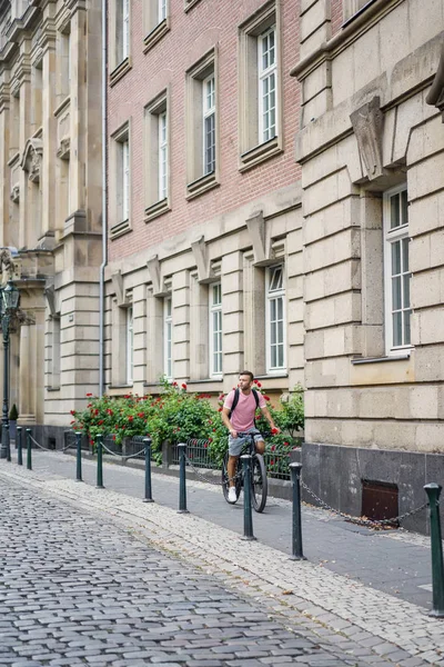 Bisiklete binen genç adam.