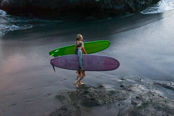 Surfisti Tramonto Andare Lungo Oceano Con Una Tavola Surf — Foto Stock