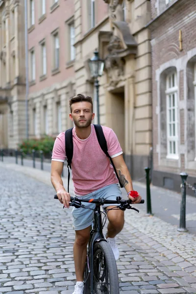 Bisiklete binen genç adam.