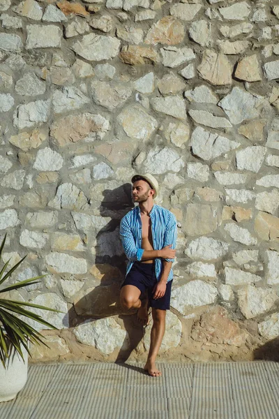 Hombre Con Una Camisa Rayas Con Sombrero Paja Camina Por — Foto de Stock