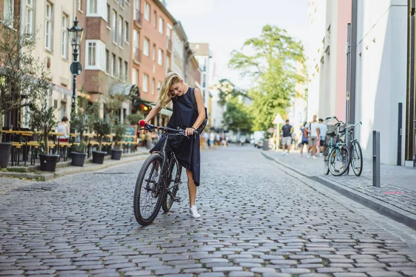 Junge Frau Mit Fahrrad Der Stadt — Stockfoto