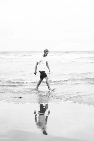 Giovane Uomo Attraente Piedi Lungo Spiaggia Dell Oceano Una Spiaggia — Foto Stock