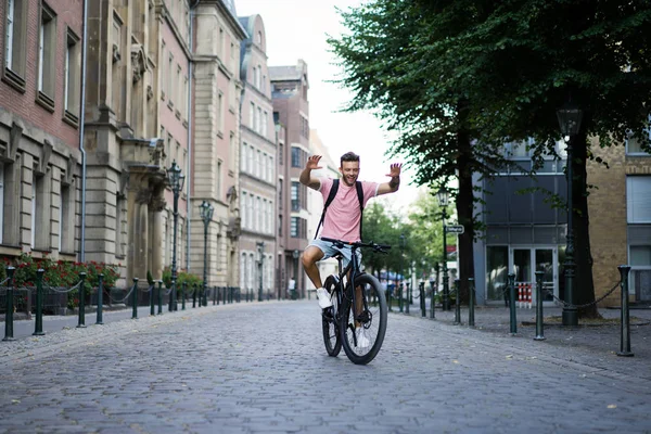 Ung Man Rida Cykel Gatan — Stockfoto