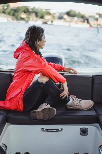 Mooie Jonge Vrouw Een Rode Regenjas Rijdt Een Prive Jacht — Stockfoto