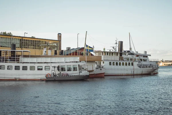 Żaglówki Jachty Molo Przód Stockholm City Center — Zdjęcie stockowe