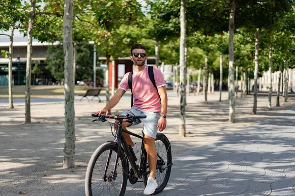 Bisiklete binen genç adam.