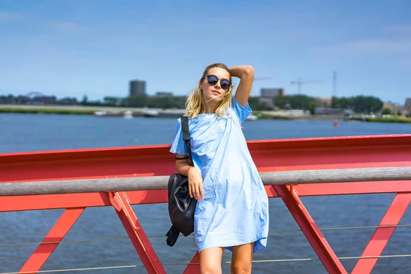 Köprüde Poz Mavi Elbiseli Güzel Kız — Stok fotoğraf