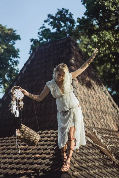 Indianerin Auf Dem Dach Traumfänger Schöne Blonde Mädchen Mit Traumfängern — Stockfoto