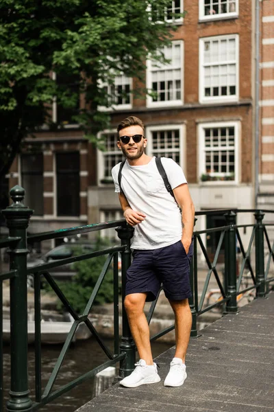 Homme Posant Sur Pont Amsterdam — Photo