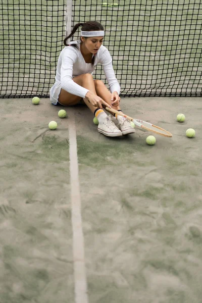 Joven Mujer Jugando Tenis —  Fotos de Stock