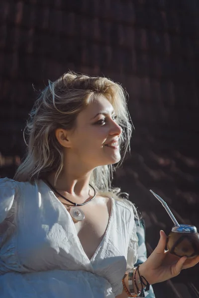 Bella Ragazza Hippie Indiano Con Lunghi Capelli Biondi Sul Tetto — Foto Stock