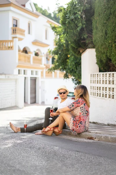 Unga Lyckliga Par Kärlek Promenader Genom Små Gatorna Spanien Dricka — Stockfoto