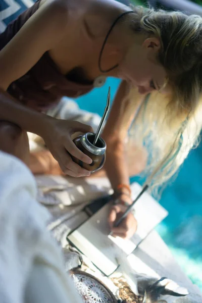 Prachtige Indiase Hippie Meisje Met Lang Blond Haar Het Dak — Stockfoto