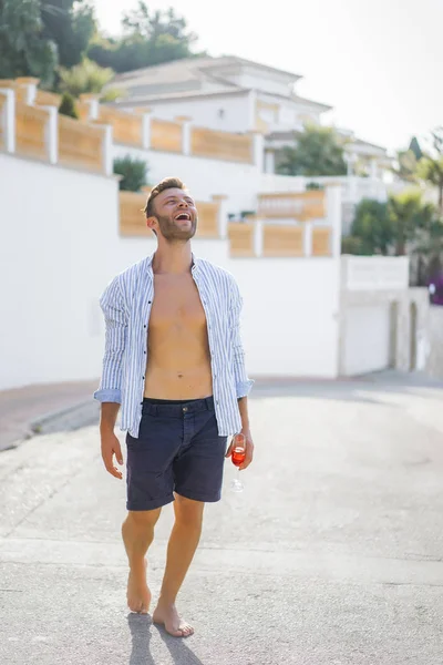 Ein Mann Hemd Mit Einem Glas Sommer Einer Spanischen Stadt — Stockfoto