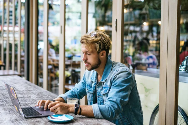 Jovem Homem Negócios Atraente Café Trabalha Para Laptop Bebe Café — Fotografia de Stock