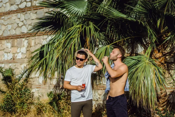 Dos Amigos Jóvenes Con Gafas Champán Fondo Vegetación Tropical — Foto de Stock