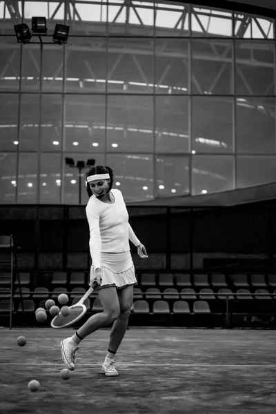 Joven Mujer Jugando Tenis — Foto de Stock