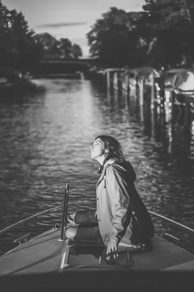 Vacker Ung Kvinna Röd Regnrock Rider Privat Yacht Stockholm Sverige — Stockfoto