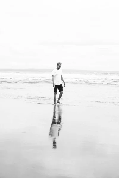 Aantrekkelijke Jongeman Wandelen Langs Het Strand Van Oceaan Een Zandstrand — Stockfoto