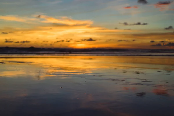 Zonsondergang Oceaan Mooie Heldere Hemel Reflectie Water Golven — Stockfoto