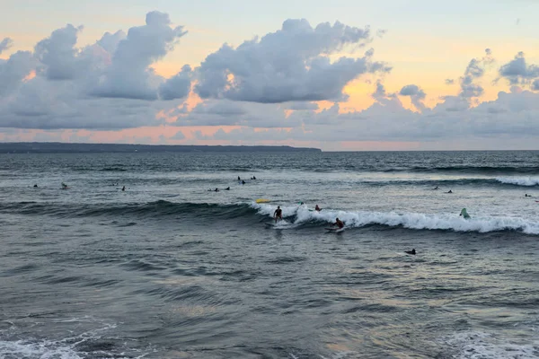 Cielo Oceano Bellissimo Tramonto Sull Oceano Surfisti Attesa Onda — Foto Stock