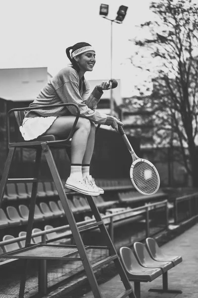 Jonge Vrouw Spelen Tennis — Stockfoto