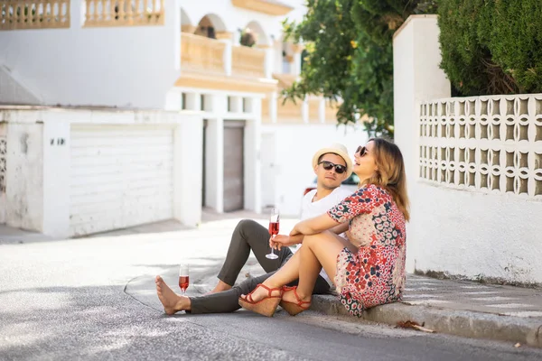 Unga Lyckliga Par Kärlek Promenader Genom Små Gatorna Spanien Dricka — Stockfoto