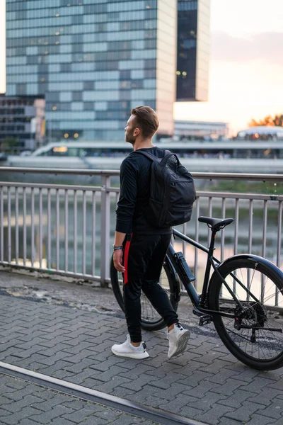 Junger Mann Mit Fahrrad Auf Der Straße — Stockfoto