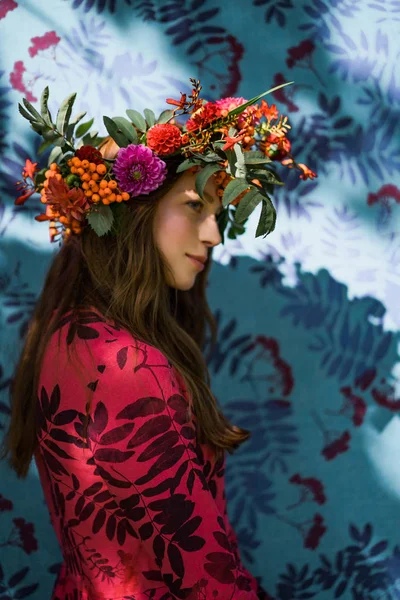 Meisje Een Linnen Jurk Met Een Krans Van Bloemen Haar — Stockfoto