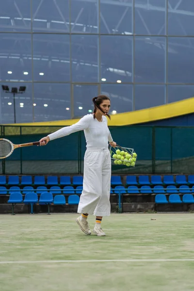 Giovane Donna Che Gioca Tennis — Foto Stock