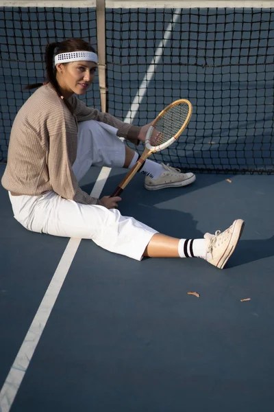 Ung Kvinna Spelar Tennis — Stockfoto