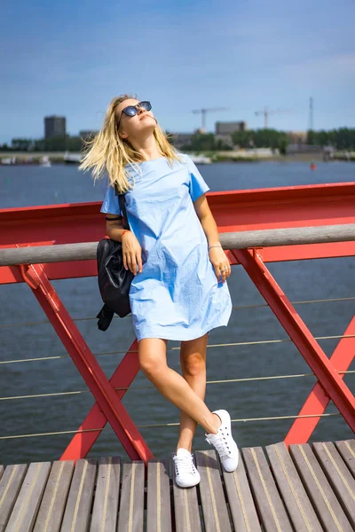 Gadis Cantik Dengan Gaun Biru Berpose Jembatan — Stok Foto