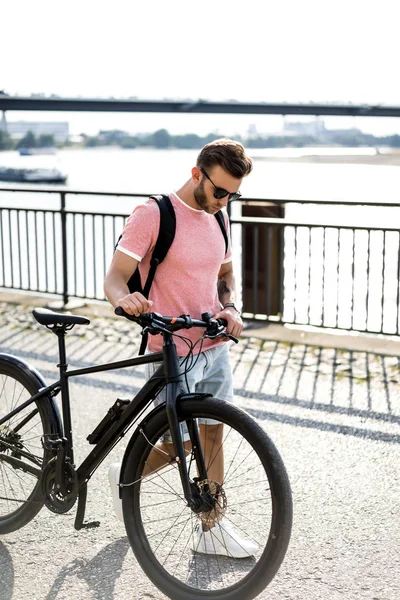 Bisiklete binen genç adam.