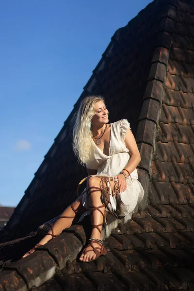 Hippie Mädchen Mit Langen Blonden Haaren Einem Kleid Auf Dem — Stockfoto