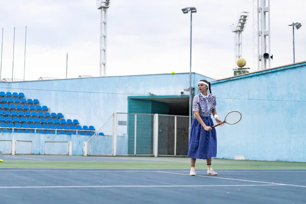 Junge Frau Spielt Tennis — Stockfoto