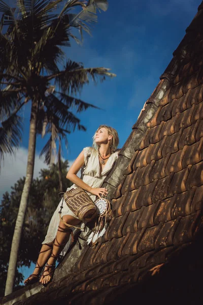 Hippie Menina Com Longos Cabelos Loiros Vestido Telhado — Fotografia de Stock