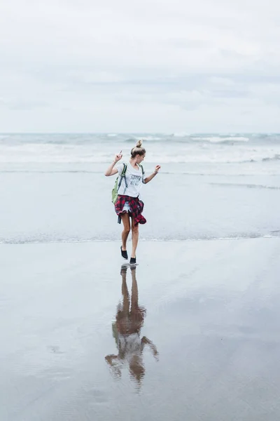 Jonge Aantrekkelijke Vrouw Lopen Langs Oever Van Oceaan Een Zandstrand — Stockfoto