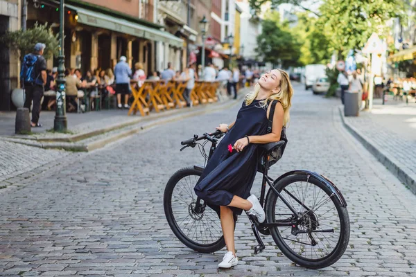 Junge Frau Mit Fahrrad Der Stadt — Stockfoto