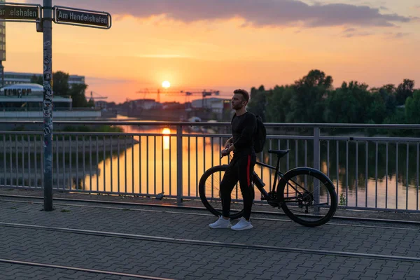 Bisiklete binen genç adam.