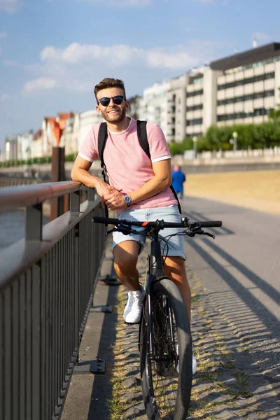 Bisiklete binen genç adam.