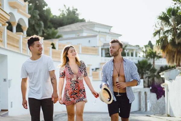 Amigos Vacaciones Verano Riendo Divirtiéndose Saltando Caminando Por Las Calles — Foto de Stock
