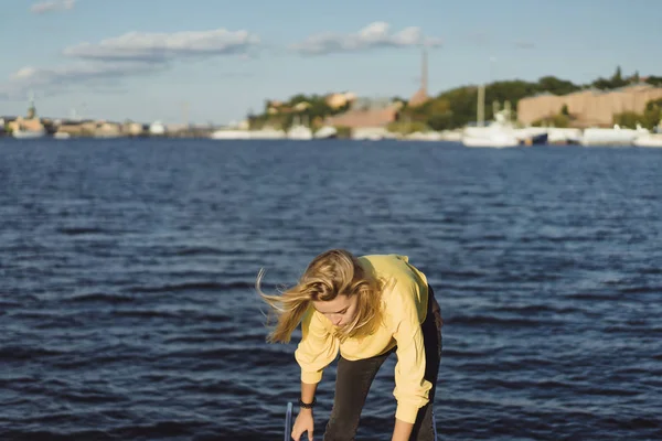 赤いレインコートの美しい若い女性の乗り物プライベート ヨット ストックホルム スウェーデン — ストック写真