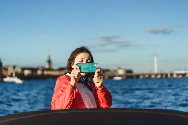 Schöne Junge Frau Beim Fotografieren Mit Dem Smartphone — Stockfoto