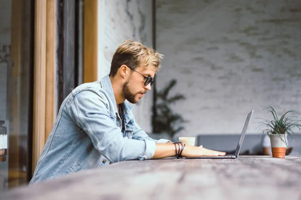 Unga Attraktiva Affärsman Ett Café För Laptop Dricker Kaffe — Stockfoto