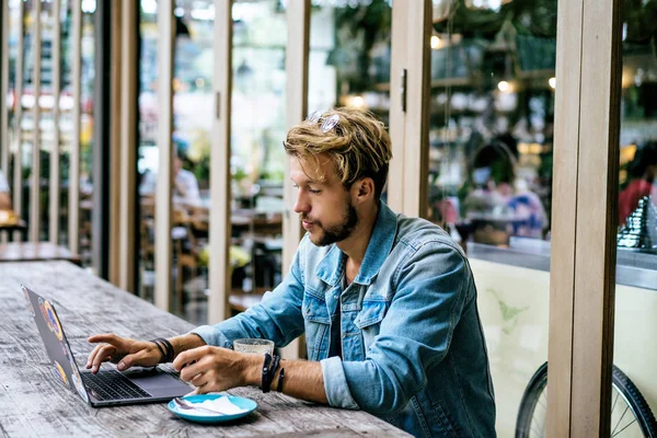 Młody Atrakcyjny Biznes Człowiek Café Działa Laptopie Pije Kawę — Zdjęcie stockowe