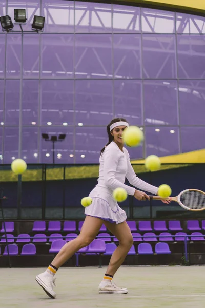 裁判所の緑の芝生の上の女子テニス選手 — ストック写真