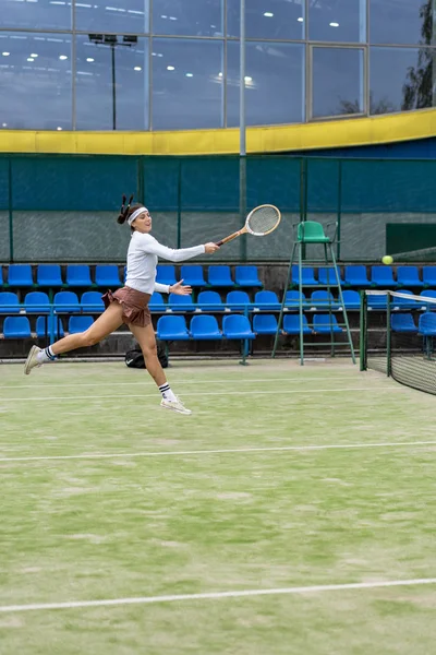 Úspěšná Sportovkyně Raketou Tenisový Kurt Zdravý Životní Styl — Stock fotografie